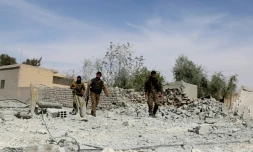 Des combattants des Forces démocratiques syriennes (FDS) patrouillent le 26 mars 2017 dans la ville d'Al-Karamah, à 26 km de Raqa 