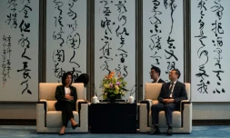 La secrétaire américaine au Commerce, Gina Raimondo (g) et le secrétaire du Parti communiste de Shanghai, Chen Jining, lors d'une réunion à Shanghai, le 30 août 2023