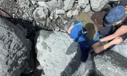 Un randonneur reste coincé sous un rocher de plus de 300 kilos et s'en sort indemne