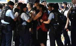 Interpellation de la cheffe du parti d'opposition LSD Chan Po Ying (C) à Hong Kong le 4 juin 2023 ( AFP / Peter PARKS )