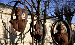 La sculpture "Fruit étrange" de Sandrine Plante, inaugurée le 2 décembre 2019 dans les jardins de l'hÎtel de ville de Bordeaux, en hommage aux victimes de l'esclavage