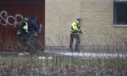 Des policiers en position près d'une école à Orebro en Suède le 4 février 2025 ( TT NEWS AGENCY / Kicki NILSSON )