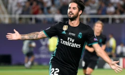 Le milieu du Real Madrid Isco exulte après avoir inscrit le second but pour le Real Madrid face à Manchester U. lors de la Supercoupe d'Europe, le 8 août 2017 à Skopje