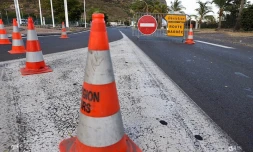 Après des affrontements, la route du littoral est fermée à la circulation dans les deux sens 