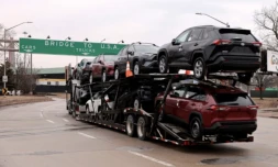 Un transporteur de voitures transporte des véhicules Toyota RAV4 sur le point de passer de Windsor (Ontario), au Canada, à Detroit (Michigan), aux Etats-Unis, le 3 février 2025 ( AFP / JEFF KOWALSKY )