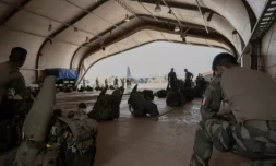Des soldats français du 2e Régiment Etranger de Parachutistes (2eREP) et des militaires nigériens se préparent pour une mission sur la base aérienne française de la BAP, le 14 mai 2023 à Niamey ( AFP / ALAIN JOCARD )