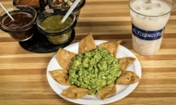 Du guacamole et des totopos (tortillas de maïs frites) avec différents types de piments et de sauces à Mexico, au Mexique, le 31 octobre 2016 ( AFP / OMAR TORRES )