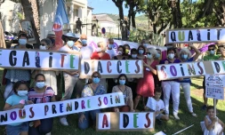 "SOS de la santé" : une cinquantaine de personnes réunies devant la préfecture