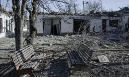 La cour de l'hÎpital psychiatrique de Mykolaïv, en Ukraine, jonchée de débris aprÚs avoir été pilonnée par l'armée russe, le 22 mars 2022