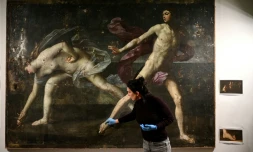 La restauratrice d'art Sophie Jarrosson montre des détails d'un tableau qui pourrait être une version authentique du tableau "Atalante et Hippomène" du peintre baroque italien du XVIIe siècle Guido Reni, lors d'une présentation à la presse à Libourne, le 25 février 2025 en Gironde