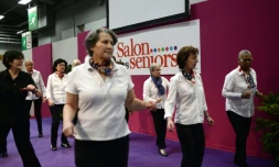 Des femmes participent à une danse à l'ouverture du Salon des seniors à Paris, le 9 avril 2015