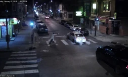 Capture d'image d'une vidéo de surveillance diffusée le 8 janvier 2016 par la police de Philadelphie et montrant un homme tirant sur un policier dans sa voiture