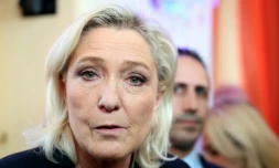 Marine Le Pen, présidente du groupe parlementaire Rassemblement National (RN), s'adresse aux médias après la présentation des vœux de Nouvel An à la presse par Jordan Bardella, à la Maison de l'Amérique latine à Paris, le 12 janvier 2026