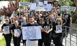 Les familles et amis défilent avec des pancartes et des portraits des victimes le 19 avril 2025 à Kocani, en Macédoine du Nord, après que l'incendie d'une discothèque de la ville a fait 63 morts