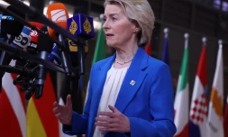  La présidente de la Commission européenne, Ursula von der Leyen, s’adresse aux médias à son arrivée au sommet européen à Bruxelles, le 18 décembre 2025. OMAR HAVANA / AP 