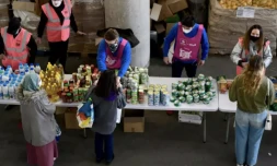 Des bénévoles des Restos du Cœur lors d'une distribution à des étudiants, au stade Vélodrome de Marseille, le 26 mars 2021 ( AFP / Nicolas TUCAT )