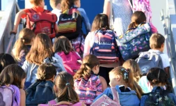 Des écoliers grimpent les escaliers de leur établissement le jour de la rentrée scolaire, le 1er septembre 2016 à Bordeaux