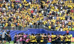 Les Equatoriens célèbrent ensemble leur victoire contre l'Allemagne, qui leur ouvre les portes des 16e de finale, jeudi à East Rutherford. © Jewel SAMAD / AFP
