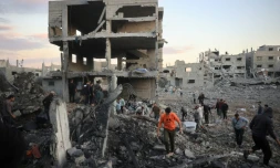 Les Palestiniens inspectent les dégâts sur le site d'une frappe aérienne israélienne sur le camp de réfugiés de Bureij dans le centre de la bande de Gaza le 19 novembre 2024