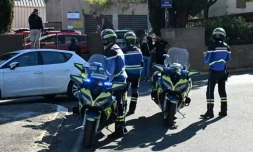Des gendarmes devant le collĂšge Joseph-Lakanal Ă Aubagne, dans les Bouches-du-RhĂŽne, le 12 octobre 2026 ( AFP / Miguel MEDINA )