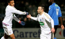 Le Lyonnais Mathieu Valbuena congratulé par Corentin Tolisso après son but contre Chamby en Coupe de France, le 20 janvier 2016 à Beauvais