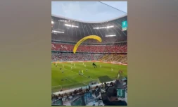 Match France-Allemagne : un militant écolo manque de s'écraser en parapente 