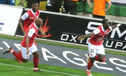 L'attaquant de Reims Grejohn Kyei (D) fou de joie aprĂšs son but face Ă Ajaccio en L2 le 20 avril 2018