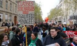 Manifestation contre des fermetures de classes, à Paris, le 31 mars 2026 ( AFP / Thomas SAMSON )