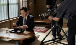 L'acteur japonais Yutaka Matsushige lors du tournage d'un épisode de la série télévisée "Solitary Gourmet" dans un restaurant spécialisé dans le thon à Yokoshibahikari, dans la préfecture de Chiba, le 19 mai 2026 ( AFP / Caroline GARDIN )