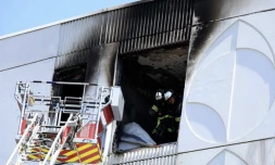 Des pompiers Ă lâintĂ©rieur de lâimmeuble rĂ©sidentiel oĂč un incendie sâest dĂ©clarĂ© Ă Nice, dans le sud de la France, le 18 juillet 2024. VALERY HACHE / AFP