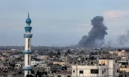 Frappe israélienne sur Khan YounÚs, dans le sud de la bande de Gaza, vue depuis Rafah, le 14 février 2024 ( AFP / SAID KHATIB )