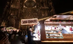 Un stand sert du vin chaud le jour de l'ouverture du marché de Noël traditionnel de Strasbourg, dans le Bas-Rhin, le 25 novembre 2022 ( AFP / PATRICK HERTZOG )