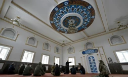 Des soldats musulmans participent à la priÚre du vendredi dans une mosquée prÚs du front est, le 31 mars 2023 en Ukraine