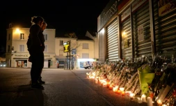 Bougies et fleurs ont été déposés par des anonymes devant le commerce des parents de Alexia Daval, le 2 novembre 2017 à Gray (est de la France)