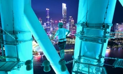 Un visiteur dans la structure métallique de la Tour Canton, le 23 mai 2021