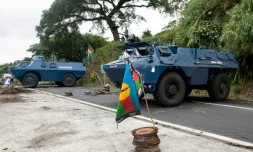 Des véhicules de la gendarmerie en opération sur un barrage dressé par des indépendantistes, le 19 mai 2024 à La Pirogue, sur la commune de Paita en Nouvelle-Calédonie