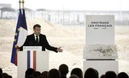 Le président Emmanuel Macron lors de la visite du chantier du futur siège de la Direction générale de la sécurité intérieure (DGSI) à Saint-Ouen, près de Paris, le 11 mars 2025 ( POOL / Yoan VALAT )