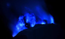 En Indonésie, un volcan crache des flammes bleues 