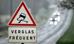 Un panneau de signalisation routière met en garde contre le verglas, le 17 janvier 2024 à Ludes (Marne)