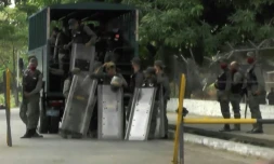 Image tirée d'une vidéo montrant des soldats de la Garde nationale de Bolivie devant la prison de Los Llanos à Guanare, le 2 mai 2020 au Venezuela
