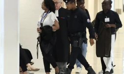 Bahia Bakari (G), survivante du crash, arrive au Palais de justice de Paris, en mai 2022, pour l'audience d'ouverture dans l'affaire du crash d'un vol Yemenia Airways. THOMAS SAMSON / AFP 