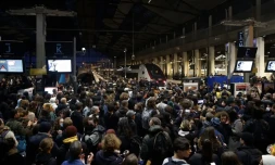  Des manifestants attendent le ministre de l’Éducation Pap Ndiaye à son arrivée Gare de Lyon, le 24 avril 2023 © GEOFFROY VAN DER HASSELT / AFP