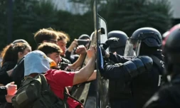 Des policiers anti-émeutes s'opposent à des lycéens lors d'une manifestation devant le lycée Le Corbusier, à Aubervilliers, le 1er octobre 2026 ( AFP / LOU BENOIST )