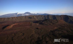 illustration volcan et plaine des sables 