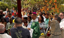 Saint-Pierre : hommage au père Favron