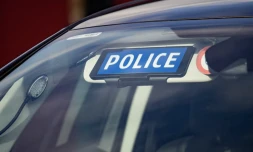 Selon une source policière à franceinfo, la victime a été retrouvée le 13 mars 2025 dans une flaque de sang dans la chambre de son logement de Maurepas (Yvelines), avec de multiples plaies au niveau de la gorge. (JEAN-MARC BARRERE / HANS LUCAS / AFP)