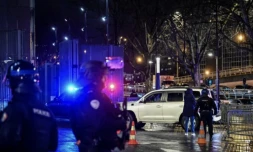 Une partie du convoi transportant Mohamed Amra à son arrivée au tribunal de Paris, le 25 février 2025 ( AFP / JULIEN DE ROSA )