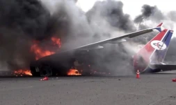 Une photo fournie par l'agence de presse des Houthis le 6 mai 2025 montre un avion en feu à l'aéroport international de Sanaa, cible de frappes israéliennes ( SABA / - )