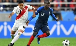 L'attaquant péruvien Raul Ruidiaz (à g.) et le Français N'Golo Kante lors de leur match du Groupe C à Iékatérinbourg, le 21 juin 2018 pendant le Mondial en Russie
