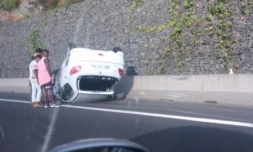 Voiture sur le toit route du littoral